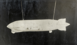 823059 Afbeelding van het Duitse luchtschip de Graf Zeppelin in suikerwerk, gemaakt door een banketbakker van de Lubro ...